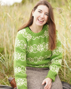 Sød uldsweater lysegrøn med hvidt snefnugmønster fra Sirri